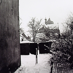 22862 Doorkijk vanaf de Beyerd op de Gasthuisstraat, met op de achtergrond de St.Petruskerk, 1954 - 1955