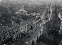 2049 Panorama van het Stratumseind gezien vanaf de Catharinakerk met het gebouw van het Eindhovens Mannenkoor aan de ...