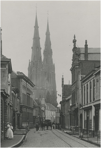 2051 Het Stratumseind met tramrails, gezien in de richting van de Catharinakerk, 1895
