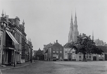 2058 Zuid-oosthoek van de Markt richting de 'Jan van Lieshoutstraat'. Op de achtergrond de Sint-Catharinakerk. Van ...