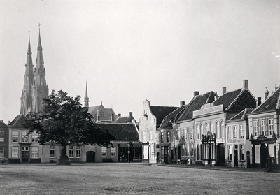 2059 Zuid-westhoek van de Markt. Op de achtergrond de Sint-Catharinakerk. Van links naar rechts: café F. van Hout, de ...