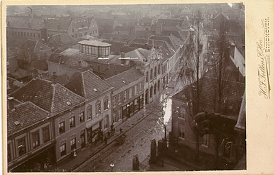 2070 Stratumseind gezien vanaf de St. Catharinakerk richting Stratum, met o.a. gebouw [met koepel] van het Eindhovens ...