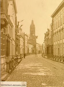 2071 De Rechtestraat met links het stadhuis (met toren), gezien richting Demer, ca. 1900