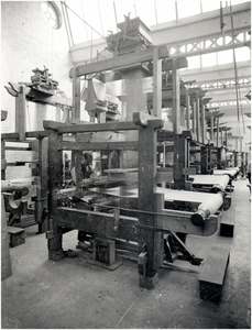 8813 Weefgetouwen (met vooraan Van Hoof *) in de linnenfabriek van Dissel [Tongelresestraat nr. 56], 1905
