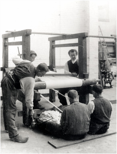 8814 Wevers in de textielfabriek van Dissel [Tongelresestraat nr. 56]. Met linksboven Jan van Postel, linksonder ...