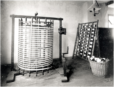 8815 Een van de machines (spoelen) in de textielfabriek van Dissel [Tongelresestraat nr. 56], 1905