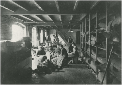 9058 'n Kijkje in de losmakerij van de sigarenfabriek Mignot en de Block, later Philips Morris geheten, ca. 1902