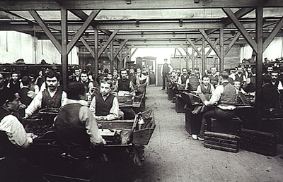 9069 'n Kijkje in de sigarenfabriek Mignot en de Block aan de Kanaalstraat, ca. 1900