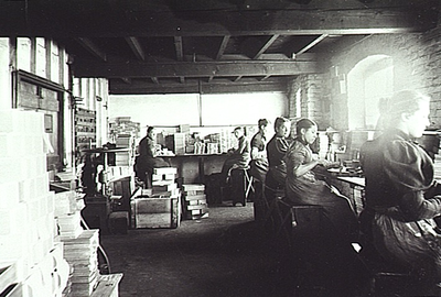 9070 'n Kijkje in de sigarenfabriek Mignot en de Block aan de Kanaalstraat, ca. 1900