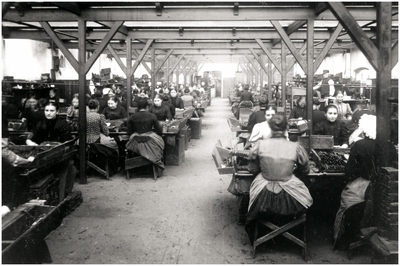 9072 Sigarenmaaksters in de fabriek Mignot en de Block aan de Kanaalstraat, ca. 1900
