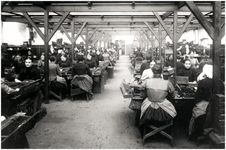 9072 Sigarenmaaksters in de fabriek Mignot en de Block aan de Kanaalstraat, ca. 1900