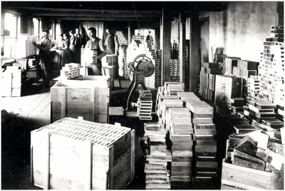 9073 De inpakafdeling van de sigarenfabriek Mignot en de Block aan de Kanaalstraat, ca. 1900