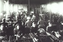 9074 De tabakstripperij in de sigarenfabriek Mignot en de Block aan de Kanaalstraat, ca. 1900