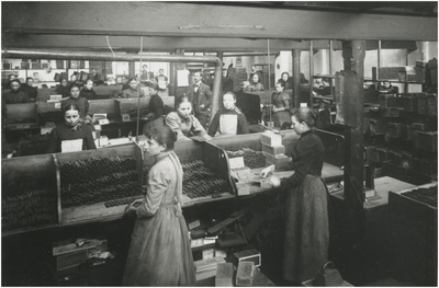 9075 De inpakafdeling in de sigarenfabriek Mignot en de Block aan de Kanaalstraat, ca. 1900