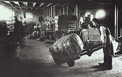 9076 De losmakerij in de sigarenfabriek Mignot en de Block aan de Kanaalstraat, ca. 1900