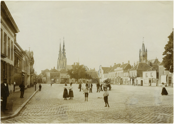 29553 De Markt, met op de achtergrond links de Sint-Catharinakerk en rechts het stadhuis. Zuid-westhoek van de Markt. ...