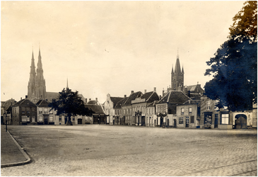 65087 Zuid-westhoek van de Markt. Op de achtergrond de Sint-Catharinakerk. Van links naar rechts: de linde, de ...