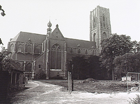 20060 Bouwterrein gezien vanaf de Kerkstraat. Op de achtergrond de noordzijde van de St.Petruskerk, 28-05-1979