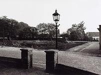 20062 Bouwterrein op de plaats waar voorheen het parochiehuis stond (afgebroken mei 1979), gezien vanaf de ...