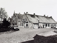 20064 Hoek van de Deken Frankenstraat - St. Odulphusstraat. Centraal Bakkerij Nuyens, links Parochiehuis, 07-05-1979