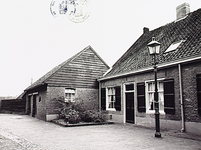 20067 Westgevel van bakkerij Nuyens aan de Dirk van der Ameijdenstraat, met garage, 05-1979