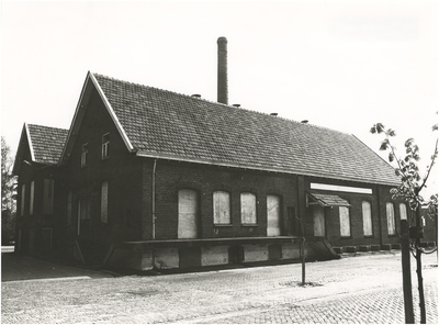  Een serie van 7 foto's betreffende voormalige Stoom Zuivelfabriek 'Sint Odulphus' (in de volksmond 't Boterfabriek') ...