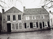 20289 De panden Markt 19 en 20 aan de westzijde. In het pand nr. 19 is gevestigd de Amsterdam-Rotterdam Bank, 1979