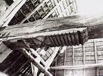 20500 Oude Grintweg, huisnr. 61, houtsnijwerk in gebint van het dak van de schuur, 07-05-1979