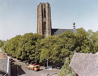 22451 Zuidzijde van de ST. Petruskerk gezien vanaf het Lebro-gebouw, 16-04-1982