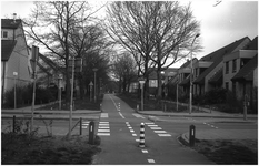 189203 Fietspad tussen Gouwestraat (rechts) en Linge (links), gezien vanaf het fietspad Rijnlaan, 24-03-1992