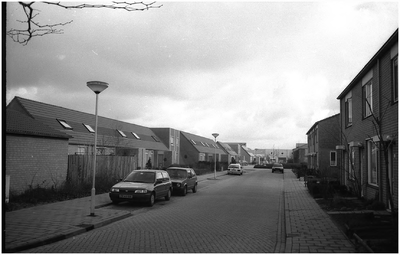 189321 Berkelstraat, ter hoogte van huisnummers 21 - 23 (zuidzijde) en 28 (noordzijde), gezien naar het ooosten, 22-02-1992
