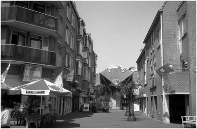 189369 Markt, ter hoogte van het Beeld Wolkenjager van 'Saskia Pfaeltzer', gezien richting naar noordwesten, 01-07-1993