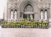 4994 Kinderen van het patronaat van de St. Petrusparochie voor de Petruskerk, met o.a. meester van Hoek, Jan van der ...