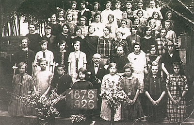 5003 Personeel van de luciferfabriek aan de Lijmbeekstraat ter gelegenheid van het 50-jarig bestaan. Nummeren, 1926