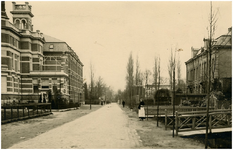 68974 Vestdijk, met linksvoor de villa van A.J. Mignot uit 1902 en daarachter de luciferfabriek van Visser, Langemeyer ...