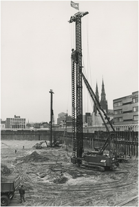 707 Grondwerkzaamheden. Met links achter het gebouw van Dynamo en rechts de St. Catharinakerk, 02-1990