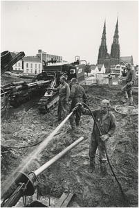 708 Grondwerkzaamheden. Met op de achtergrond het gebouw van Dynamo en de St. Catharinakerk, 02-1990