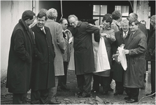 710 Het bezoek van burgemeester van Kemenade (in het midden) aan de te slopen panden aan de Markt, 02-1990