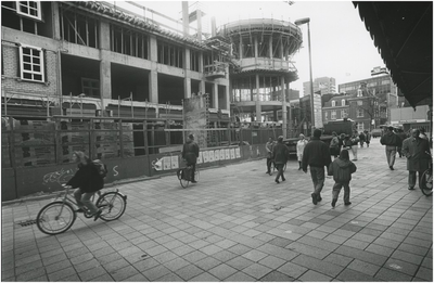 837 De Nieuwstraat met links de Heuvel Galerie in aanbouw, 03-1992