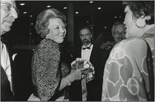 874 Koningin Beatrix in gesprek met andere gasten, 02-09-1992