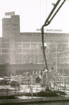 900 Bouw van kantorencomplex: het storten van beton, met op de achtergrond Philips Gloeilampen, 1990