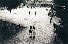 7000 Kinderen op speelplaats bij basisschool De Laak gelegen aan de Tongelresestraat, ca. 1989