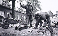 18690 Wegwerkzaamheden aan de Antoon der Kinderenstraat, herbestrating van weg en stoep, 1978 - 1981