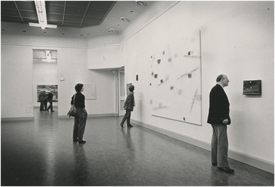 191575 Tentoonstelling in het Van Abbemuseum: het bezichtigen van de expositie door een bezoekers, ca. 1980