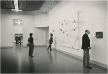 191575 Tentoonstelling in het Van Abbemuseum: het bezichtigen van de expositie door een bezoekers, ca. 1980