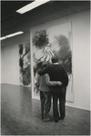 191576 Tentoonstelling in het Van Abbemuseum: het bezichtigen van de expositie door een bezoekers, ca. 1980