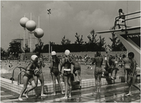 192040 Het zwemmen in zwembad de Tongelreep. Op de achtergrond de watertoren, ca. 1980