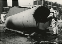 193037 Het verwerken van chemisch afval bij textielfabriek De Haes Holland door de opruimdienst voor chemische ...