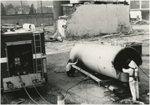 193038 Het verwerken van chemisch afval bij textielfabriek De Haes Holland door de opruimdienst voor chemische ...