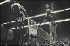 195343 Volleybal: het spelen van een wedstrijd, 1986